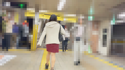 【電車チカン】涙目…!指ズボで白濁おま○こ汁が満員電車に鳴り響くクチュクチュ音