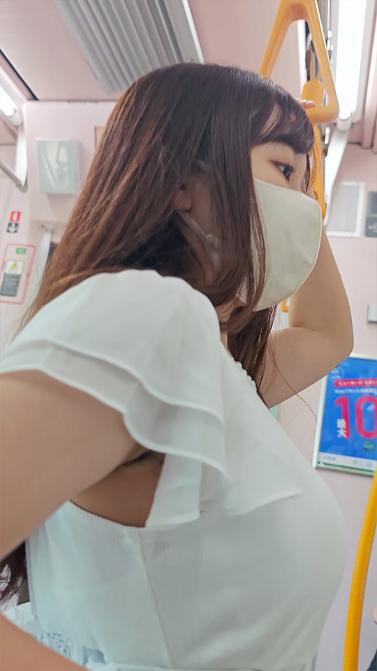 2度目の遭遇! フリルの奥にチラ見えする美女の濃厚ジョリ腋を超接写