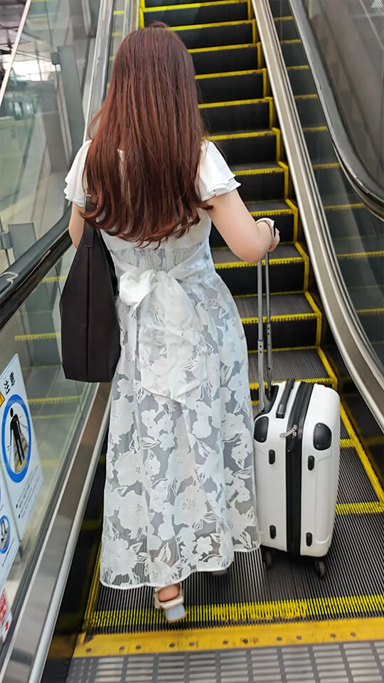 2度目の遭遇! フリルの奥にチラ見えする美女の濃厚ジョリ腋を超接写