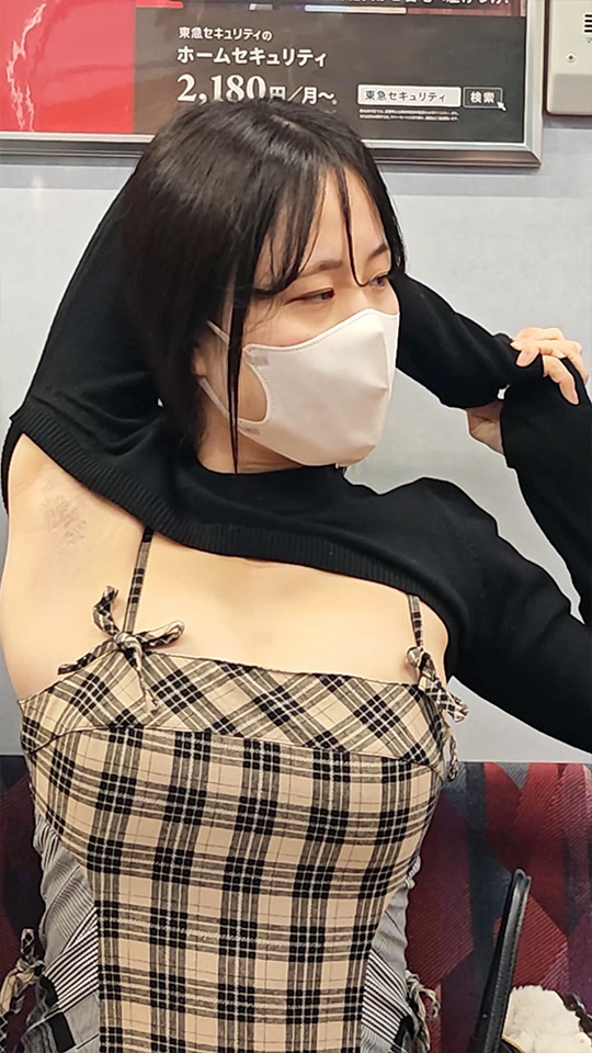 真冬の腋見せコーデ女子の大胆過ぎるジョリ腋見せつけポーズを超接写