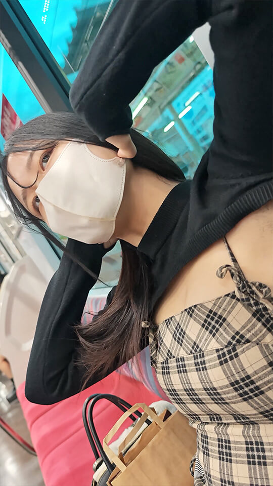 真冬の腋見せコーデ女子の大胆過ぎるジョリ腋見せつけポーズを超接写