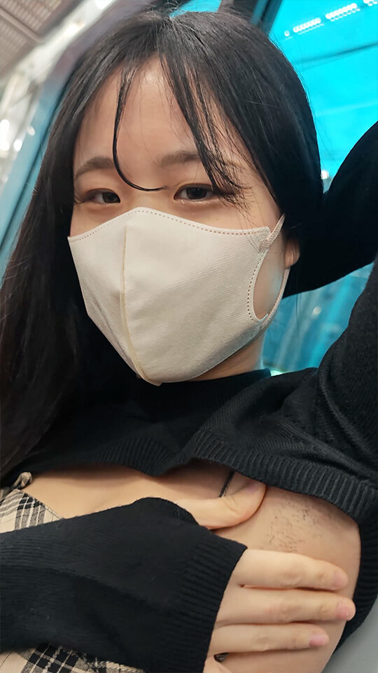 真冬の腋見せコーデ女子の大胆過ぎるジョリ腋見せつけポーズを超接写