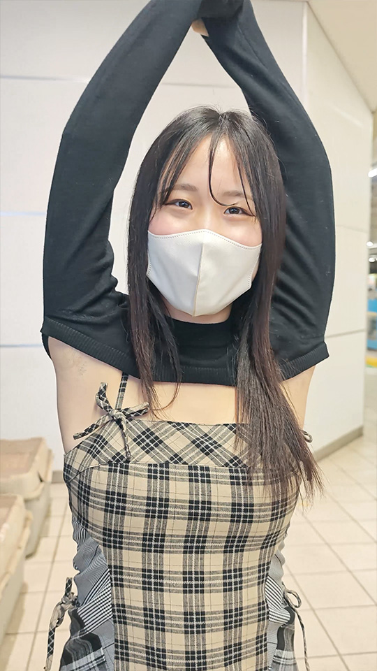 真冬の腋見せコーデ女子の大胆過ぎるジョリ腋見せつけポーズを超接写