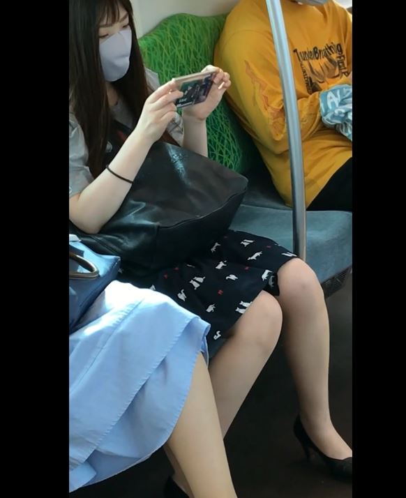 【再販】024かわいい系女子大生３人逆さ撮り！
