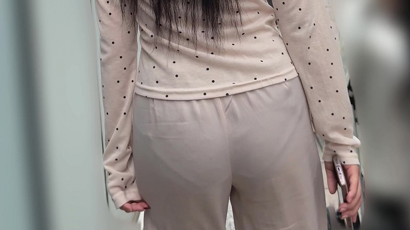 【再販】無防備！お散歩中のお姉さんはパンツ透け透けです。