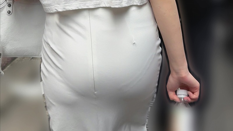 【再販】セレブ妻の街着からパンティーラインクックリです(/ω\)