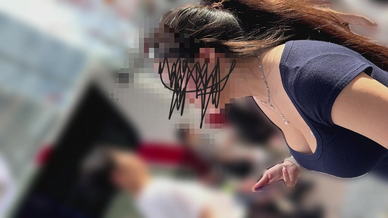 【再販】必見!カットオフパンツからはみ出るお尻とTシャツからはみ出る巨乳(/ω\)