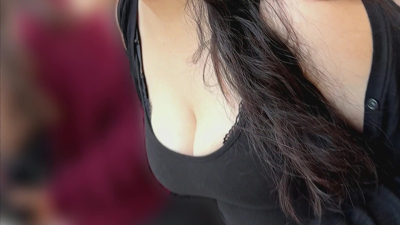 【再販】えげつない谷間(*´Д`)ﾊｧﾊｧ巨乳ギャルの胸チラ動画