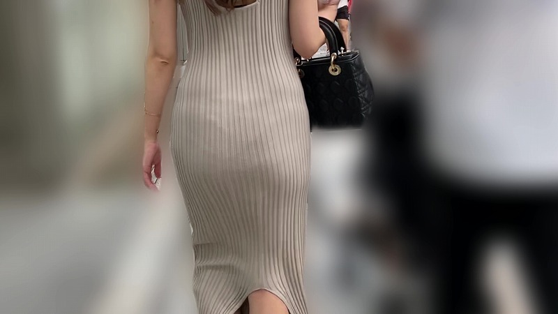 【再販】ベージュのセクシーなニットワンピースを着た人妻のPライン (/ω\)