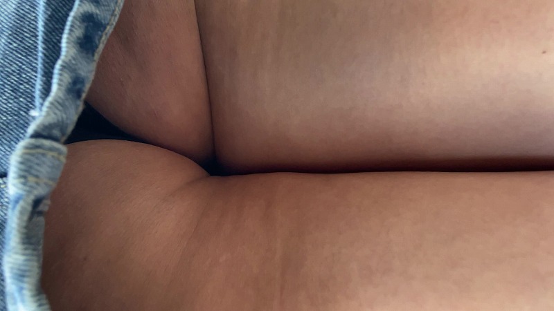 【再販】デニムのミニスカからムチムチのお尻とTバック見えてます(/ω\)