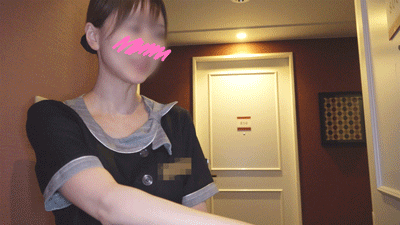 【ホテルウーマン】神作！下着がズレたままTV調整してもらったらオマ○コがハミ出まくってたホテル従業員さん