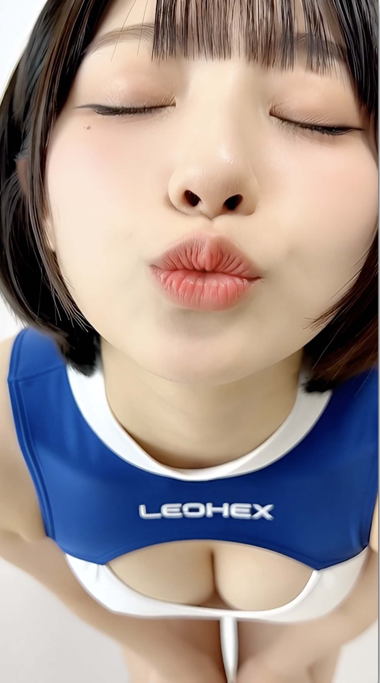 【フェチ動画】毛穴まで再現したL⚫︎OHEXハイレグ衣装で迫り来るリアル以上にリアルなムチムチAI美女 沙奈ちゃん