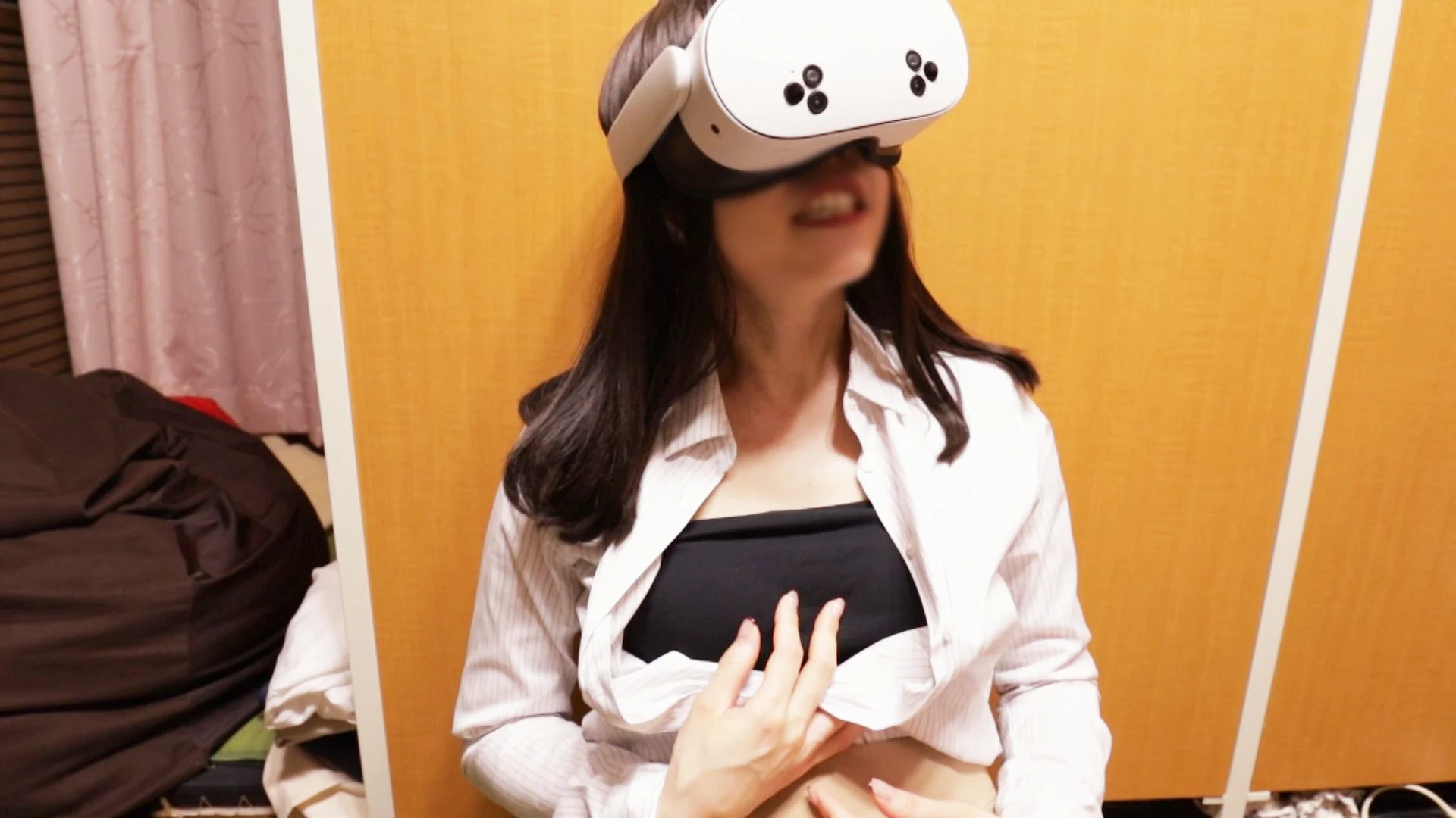 VRしている無防備状態の娘の胸ちらパンチラ おっぱいを見られる羞恥 さとみさん
