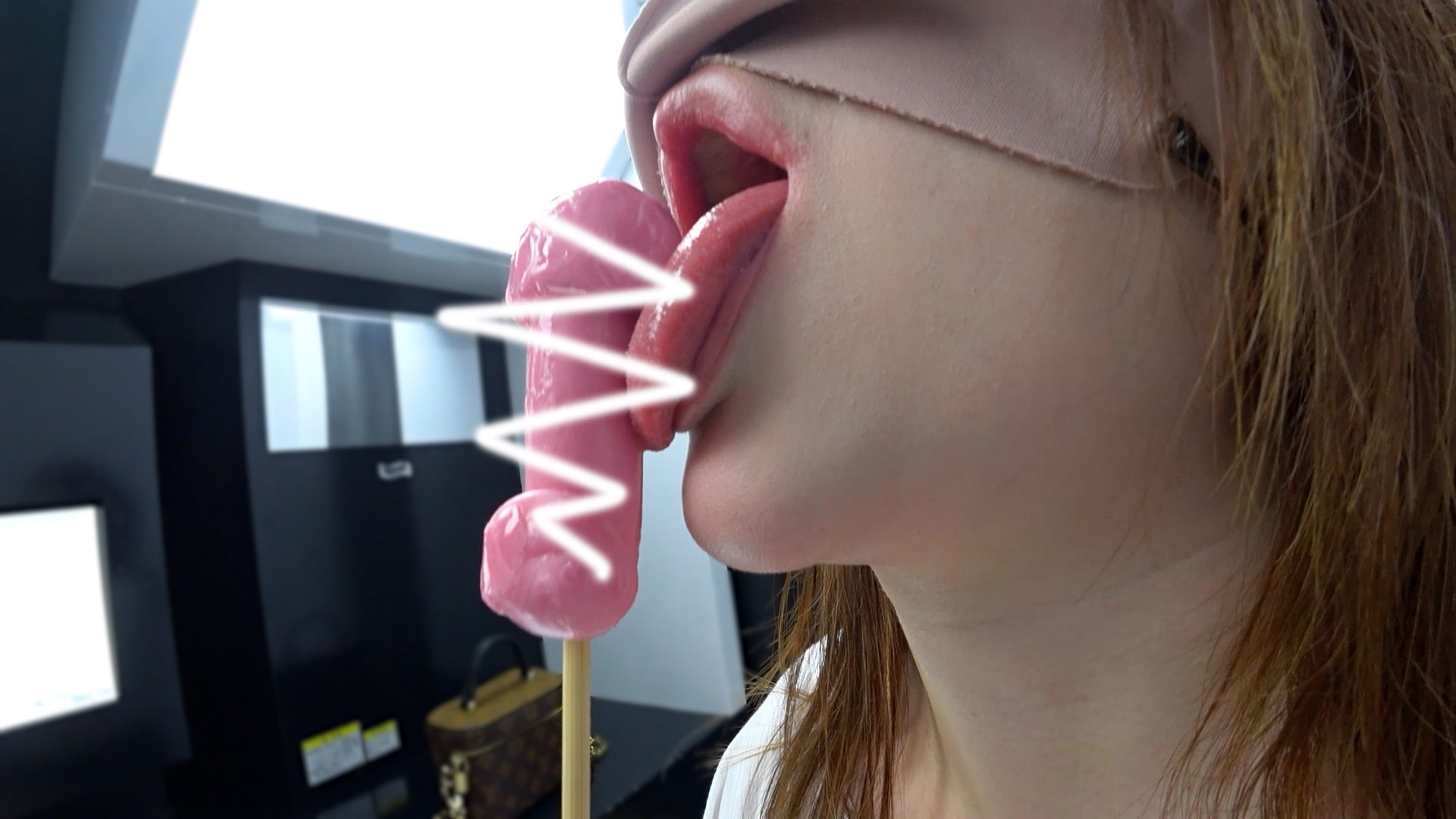 【顔出し】露出暴走中!!激ミニスカからハミ出る尻肉&生々しいおっぱいで完全誘惑!!タガ外れド変態行動が止まらない!!