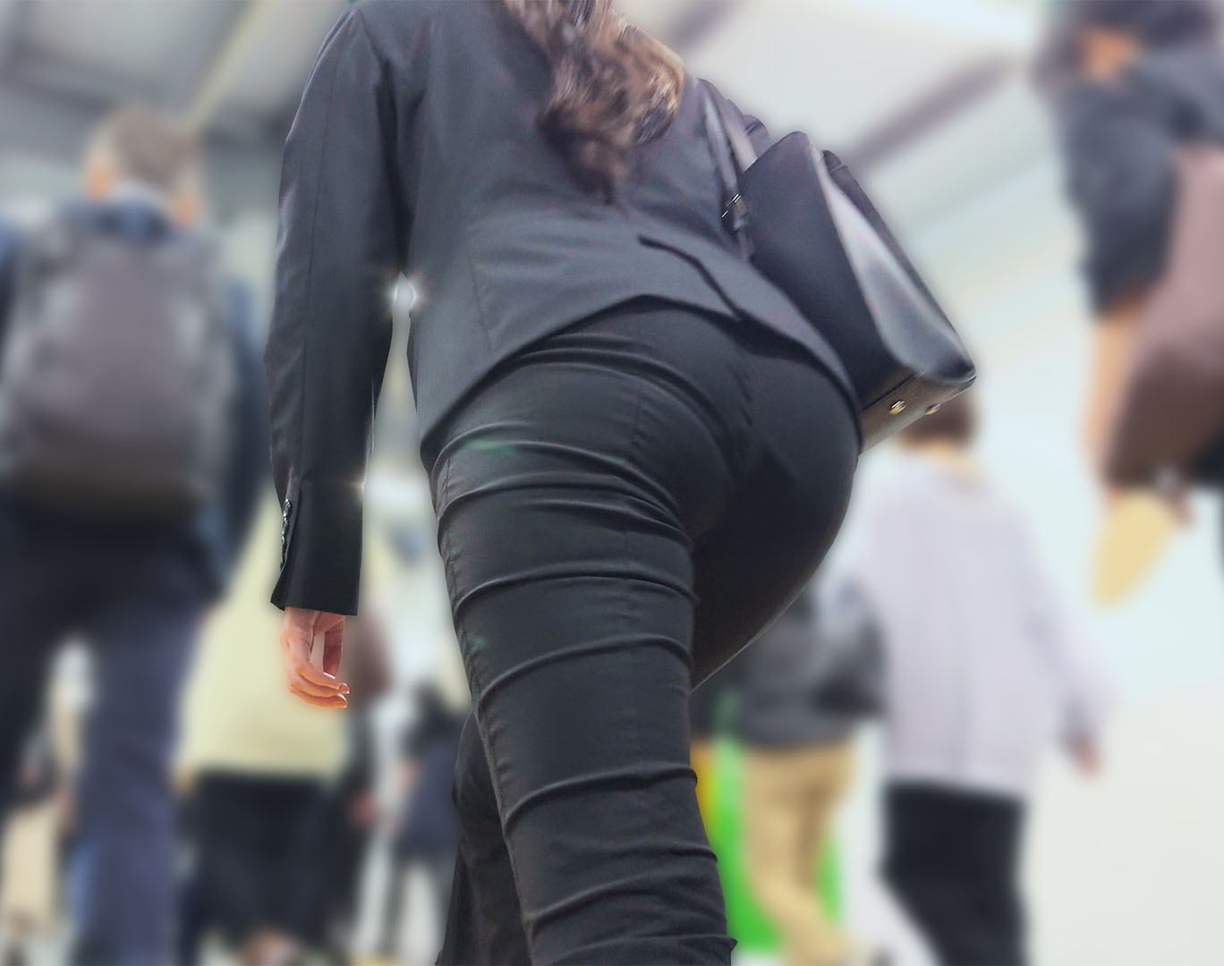 歩行記録0321「ピタっと張り付くパンツのリクルートスーツ女子を堪能」(2名)