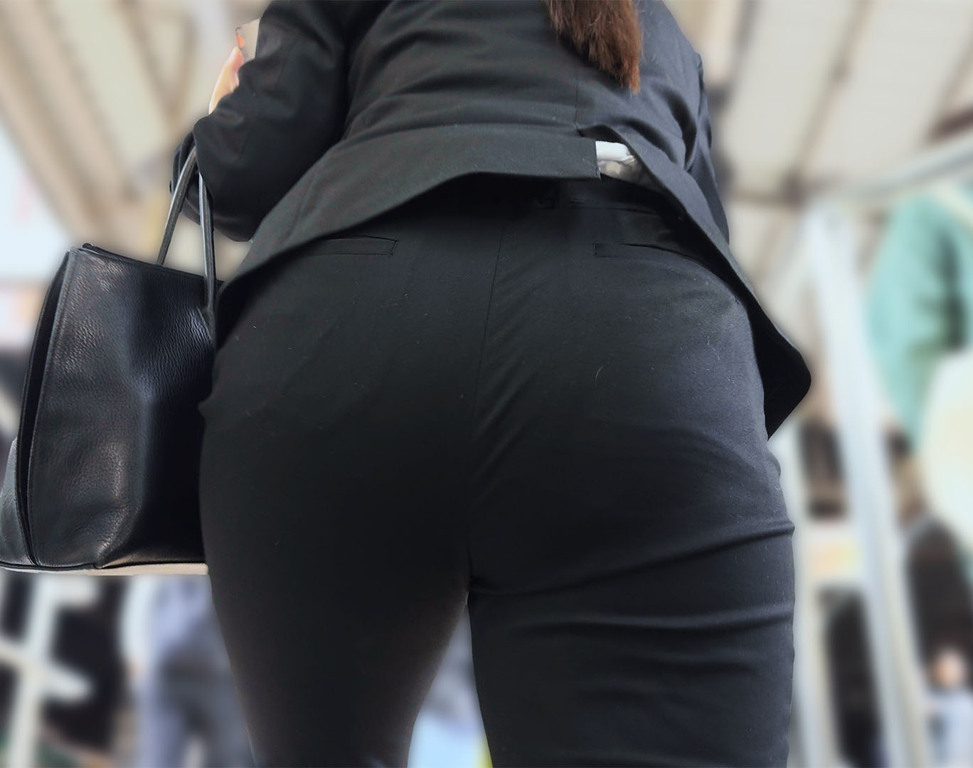 歩行記録0327「真面目系駅ナカリクルートスーツ女子のお尻を接近撮り」(3名と1組)
