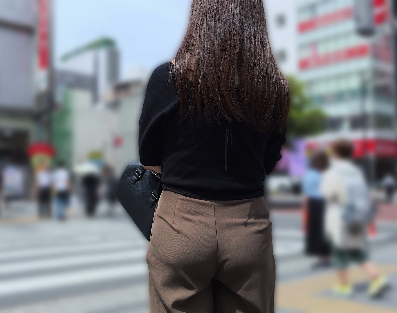 歩行記録0333「ベージュスラックスOLさんのキュッとしたお尻」(全2名)